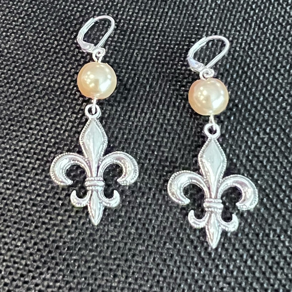 NWOT - Elegant Silver Fleur-de-Lis with champagne tone faux pearl earrings